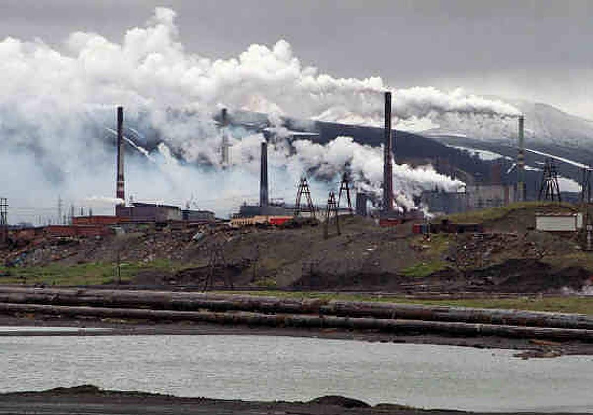 Planta minera expulsando gases