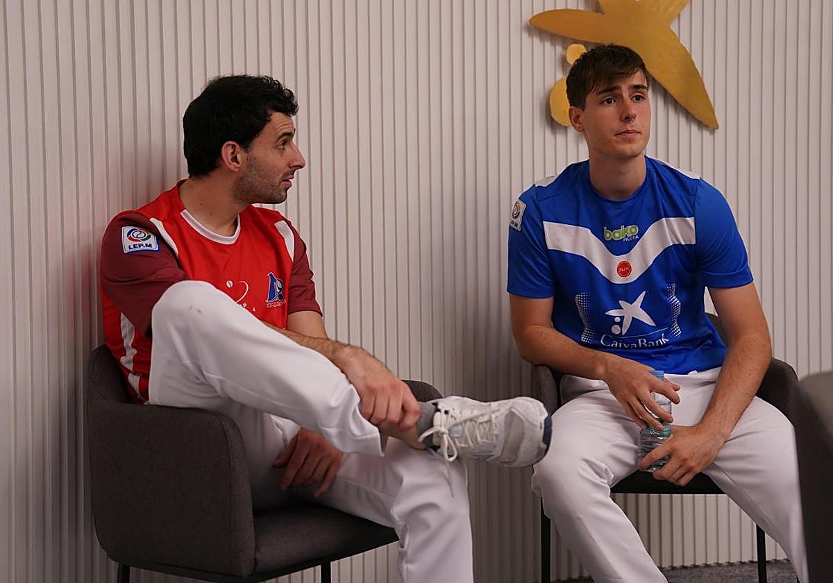 Altuna III charla con Iztueta durante la presentación del Masters