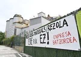 Pancarta en contra del ERE en el exterior de la fábrica de Cementos Rezola en Añorga.