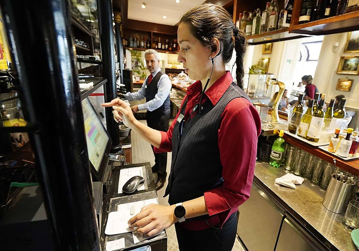 Camareros de un hotel donostiarra