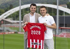 Andoni Gorosabel posa junto al director general de fútbol del Athletic, Mikel González, en la foto oficial de su fichaje por los rojiblancos.