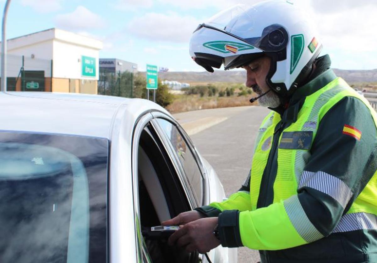 Un agente de la Guardia Civil de Zaragoza realiza un control de alcoholemia.