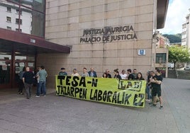 Las protestas del sindicato ante los juzgado en Eibar.