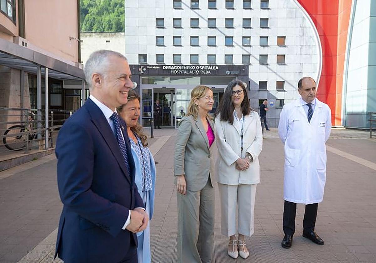 Iñigo Urkullu, este miércoles en Arrasate junto a Gotzone Sagardui, Eider Mendoza, Rosa Pérez y autoridades de la OSI Debagoiena.