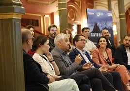 Juan Carlos Pérez, con micrófono, en la presentación en el Arriaga de su ópera, con libreto de Kirmen Uribe, a la derecha.