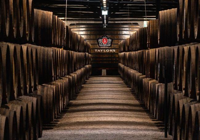 Las miles de barricas almacenadas en la bodega de Taylor's inundarán al visitante con el olor a vino a su entrada.