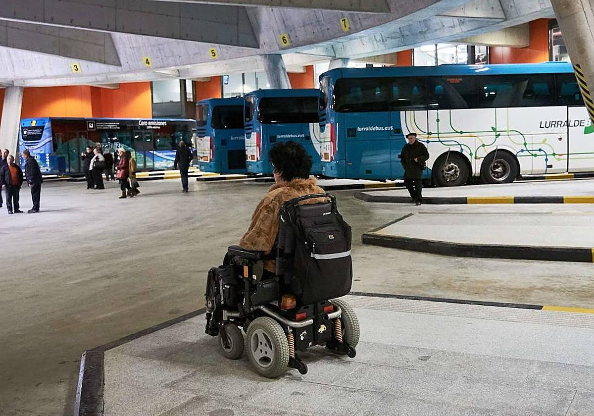 Una mujer, en la estación de autobuses de Donostia.
