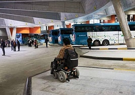 Una mujer, en la estación de autobuses de Donostia.