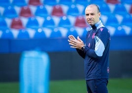 Sánchez Vera, en un entrenamiento del Levante.