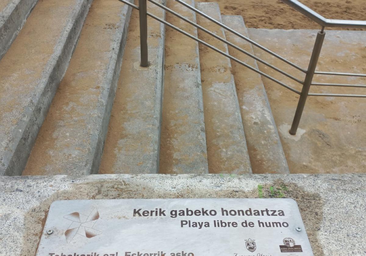 Se han colocado placas en todas las entradas a la playa, junto a las escaleras, para 'No fumar'.