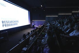 El director de la fundación Pasqual Maragall, Arcadi Navarro, se dirige a la audiencia en el acto de ayer en el Aquarium de Donostia.