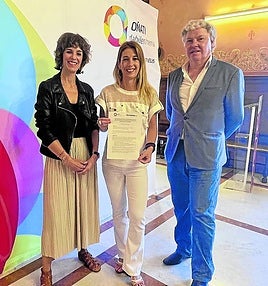 Osa, Elorza y Orobengoa en el ayuntamiento tras firmar el convenio.