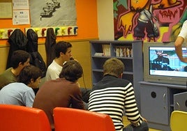 Un grupo de chicos participa en un campeonato del videojuego 'SingStar' en el gazteleku de Gros.