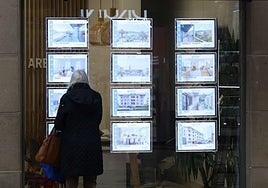 Consulta de viviendas en venta en una inmobiliaria de Donostia.