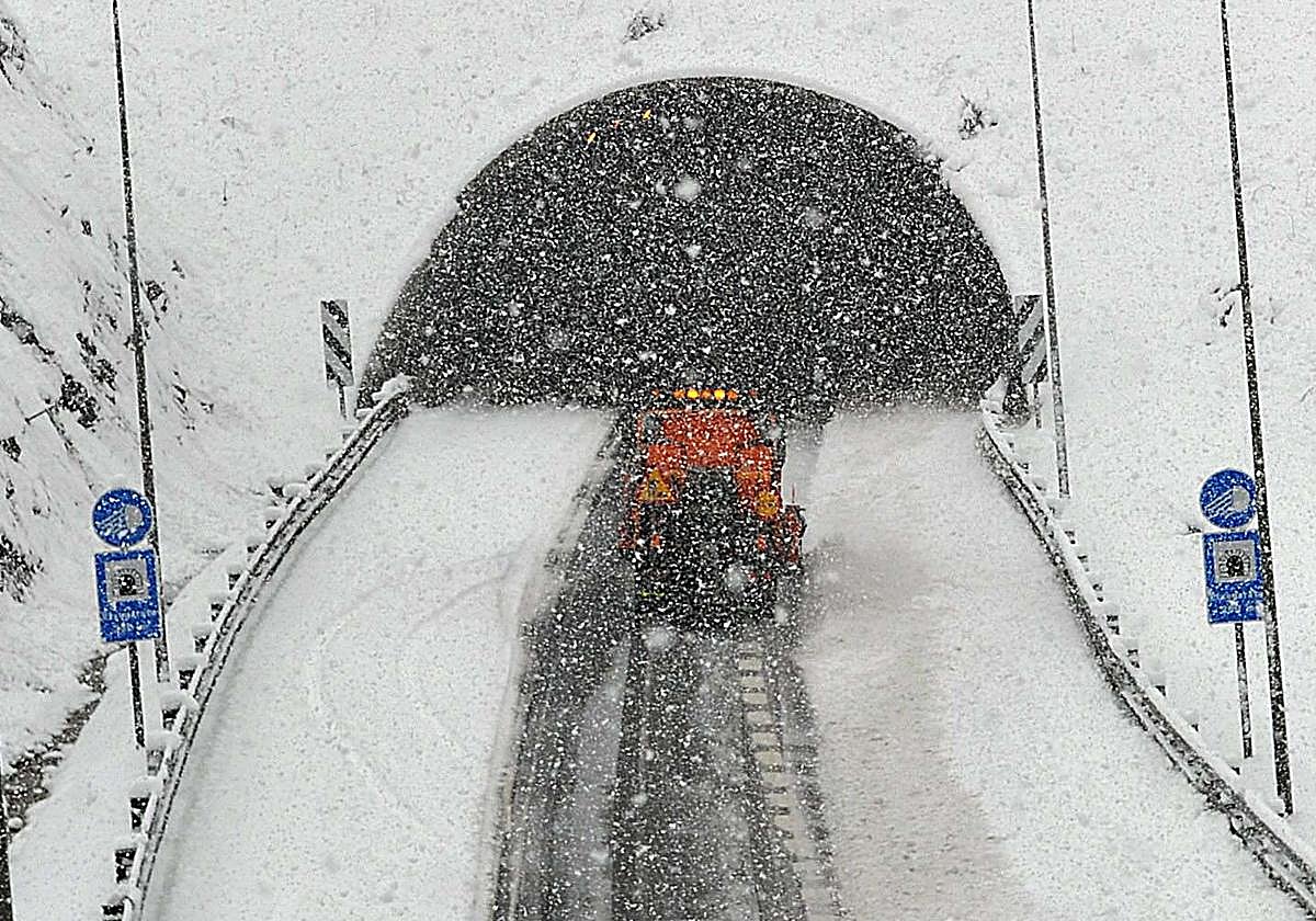 Boca del túnel de Etzegarate en un temporal de nieve.