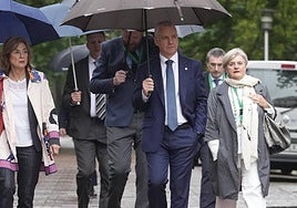 Iñigo Urkullu llega al Parlamento acompañado de su equipo de confianza.
