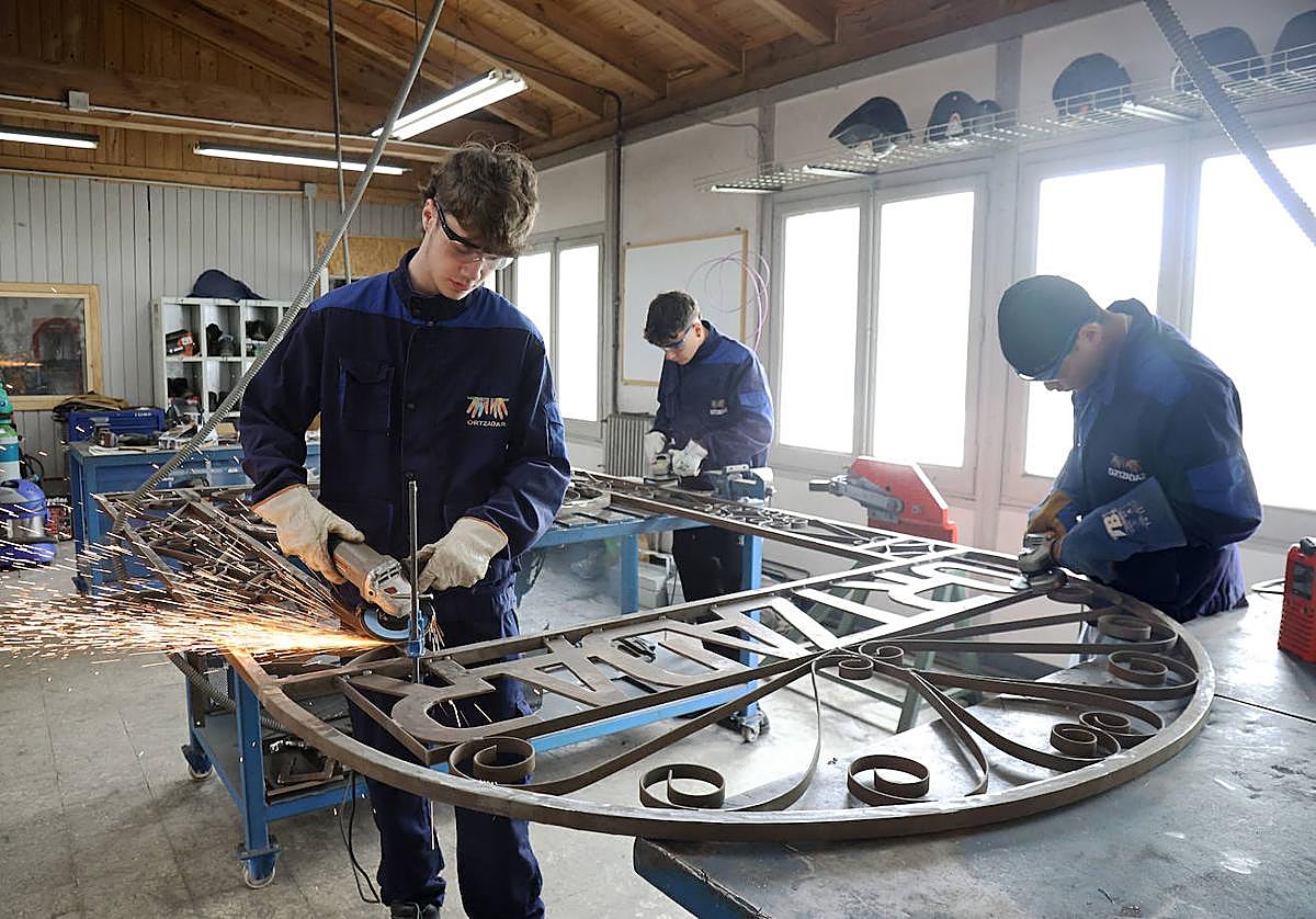 Esfuerzo. Luca, Dani y Tukso, en uno de los talleres que tiene Ortzadar en su sede de Ategorrieta.
