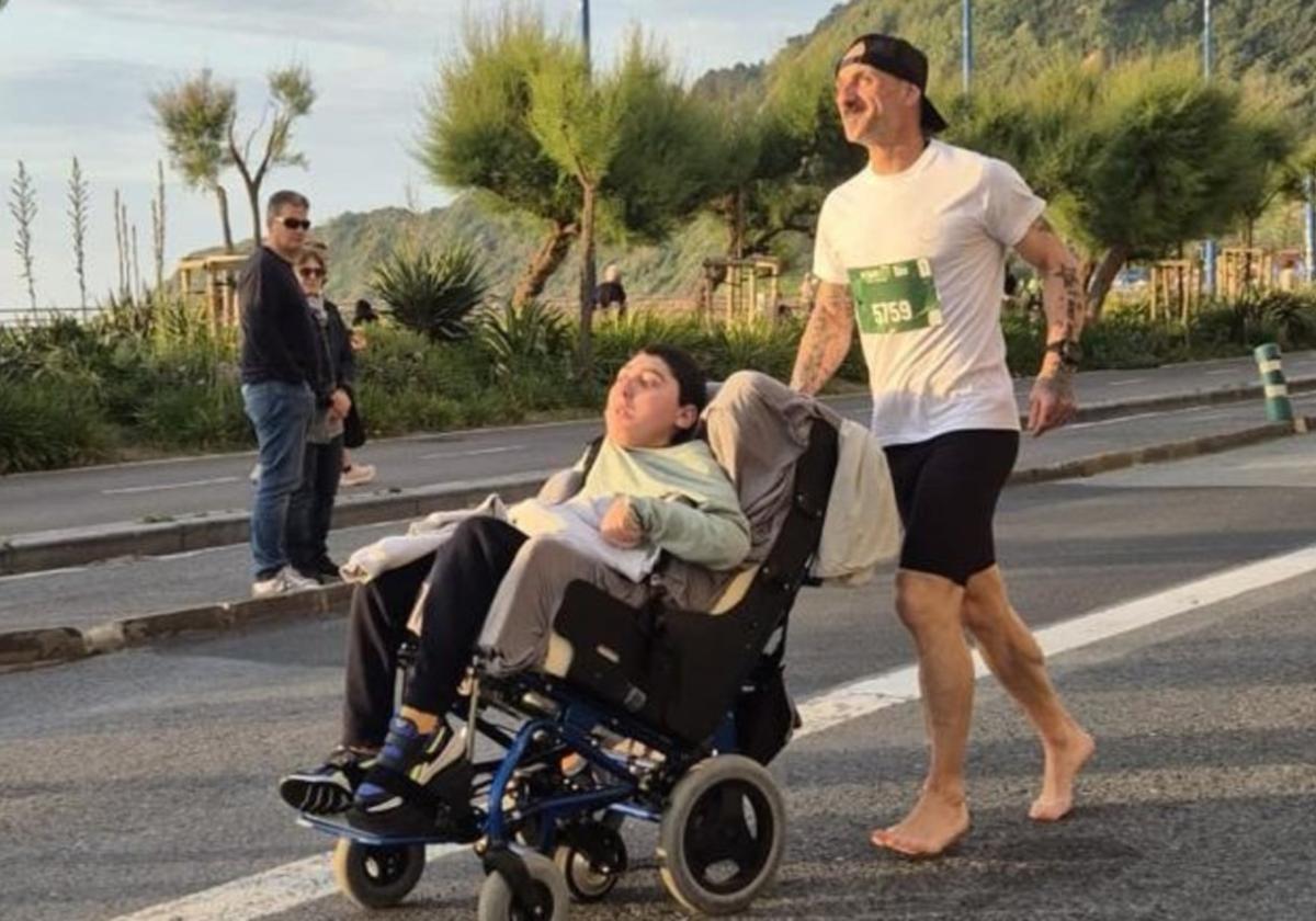 'Kalu' corriendo con Markel Merino en la carrera nocturna de Donostia de hace varias semanas para dar a conocer el reto que vive desde hoy Lezo.