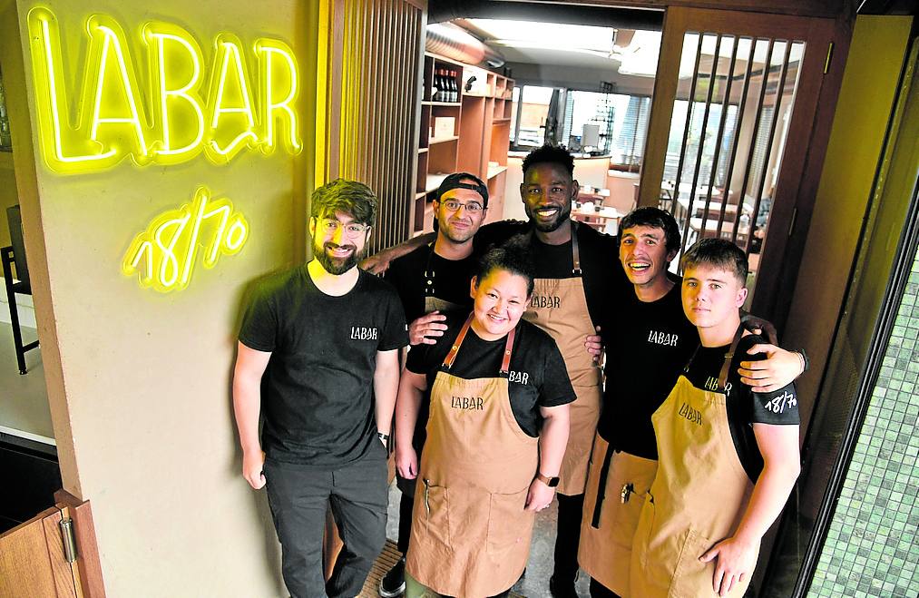 Ainara Etxebarria y Ander Ausin dirigen el equipo de este proyecto gastronómico.