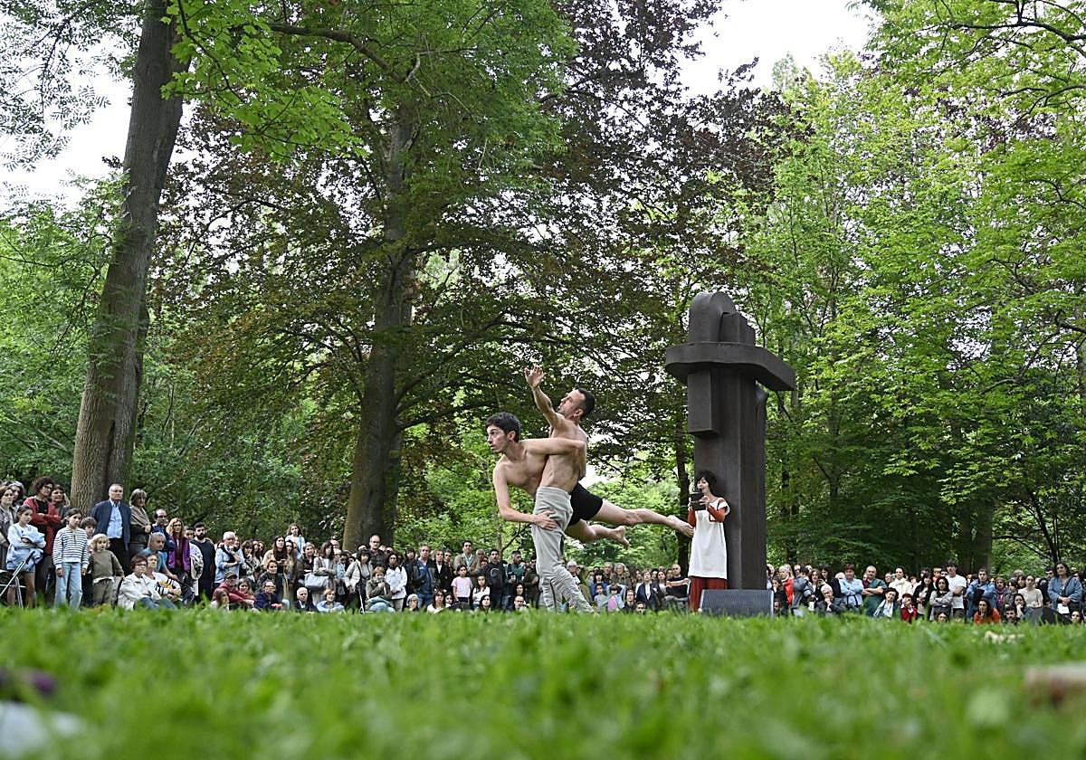 Danza en los jardines del museo.