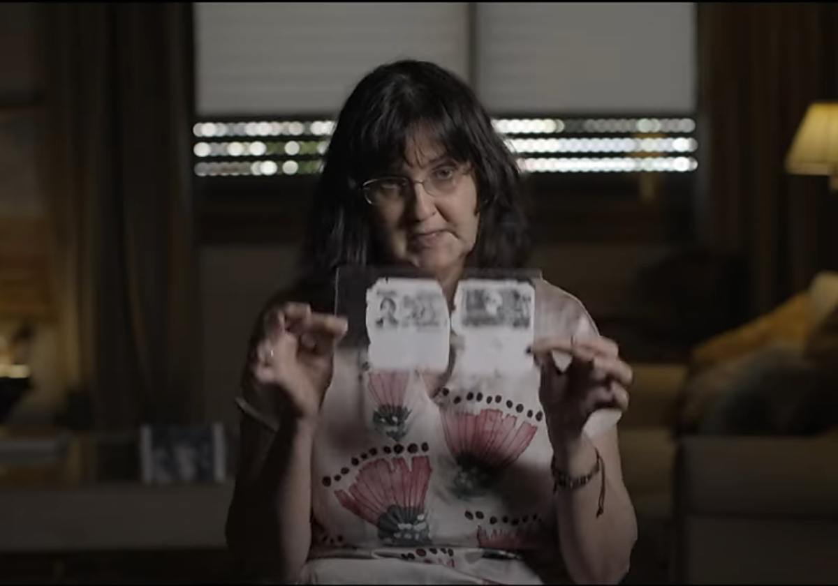 La hermana de Miguel Ángel Martínez muestra el DNI que portada en el pantalón cuendo fue hallado su cadáver en el río en Estocolmo.