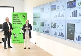 El diputado de sostenibilidad, José Ignacio Asensio, y Mónica Pérez, Directora de transición energética explican el funcionamiento de la nueva oficina