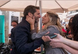 Borja Sémper y Yolanda Díaz se saludan de manera cariñosa.