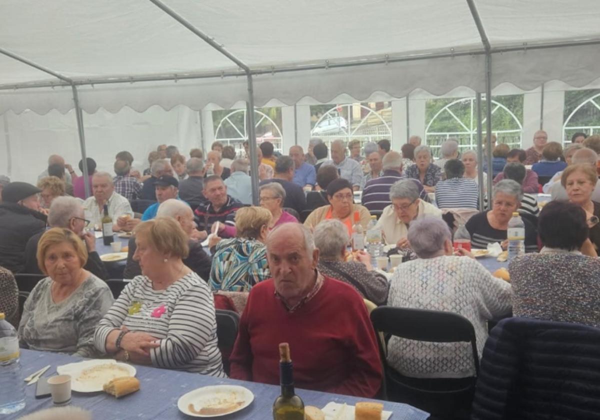 La reunión fue un éxito rotundo con 124 participantes en la merienda celebrada en Gernika Plaza.