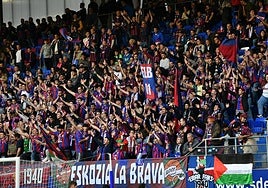 Grada durante el último encuentro del play-off ascenso, en el que se juntaron 7.732 personas en Ipurua.