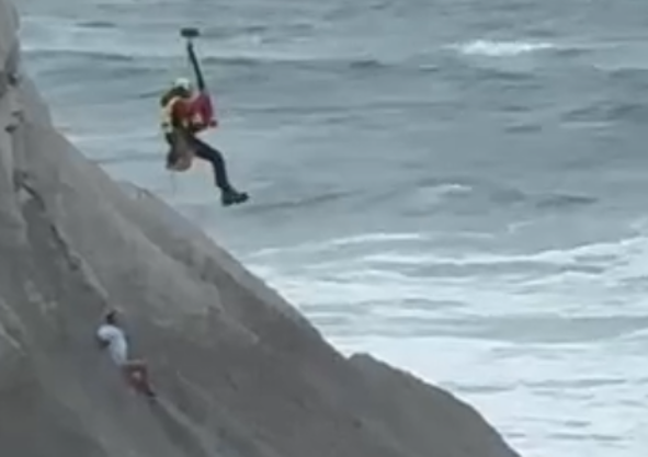 Imagen secundaria 1 - Rescatada una mujer con un helicóptero en el flysch de Zumaia