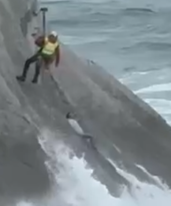 Imagen secundaria 2 - Rescatada una mujer con un helicóptero en el flysch de Zumaia