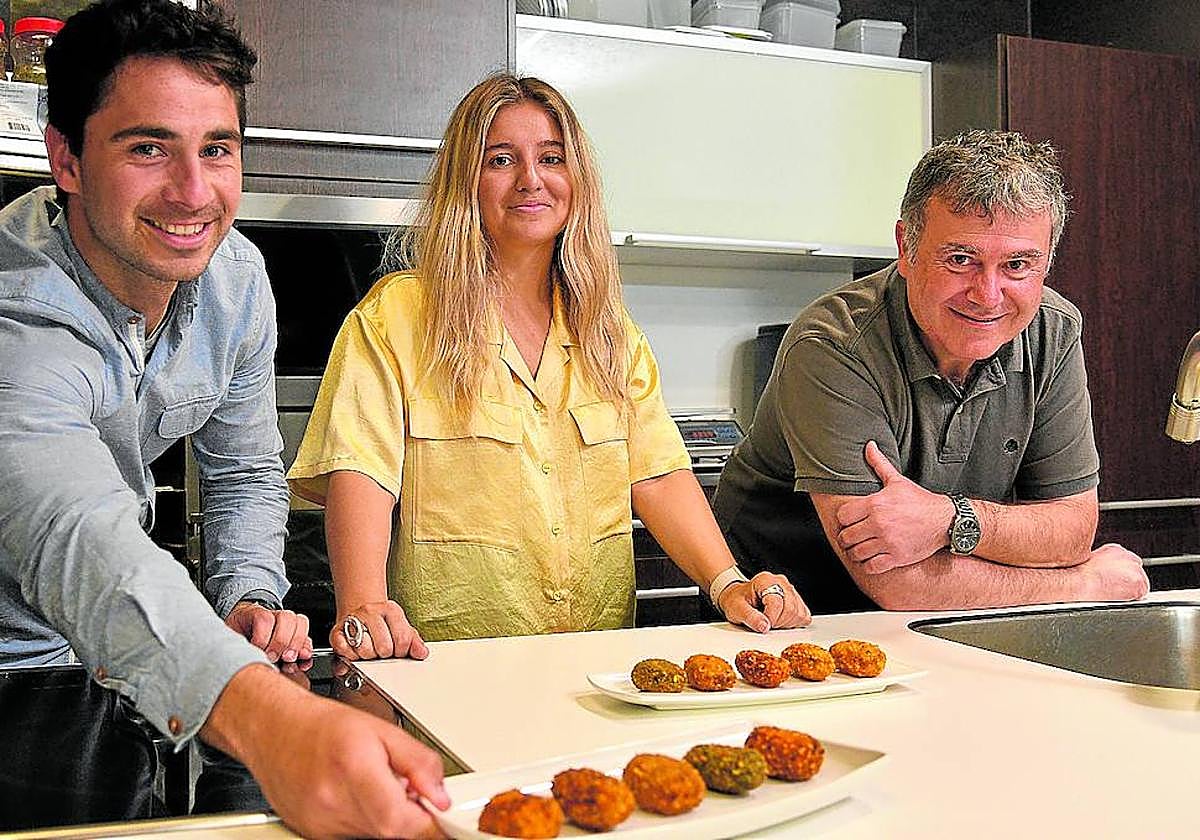 Azkue, Robleño y Ameztoi, en la sede de Zestoa, con el producto estrella de Ameztoi Anaiak, las croquetas.