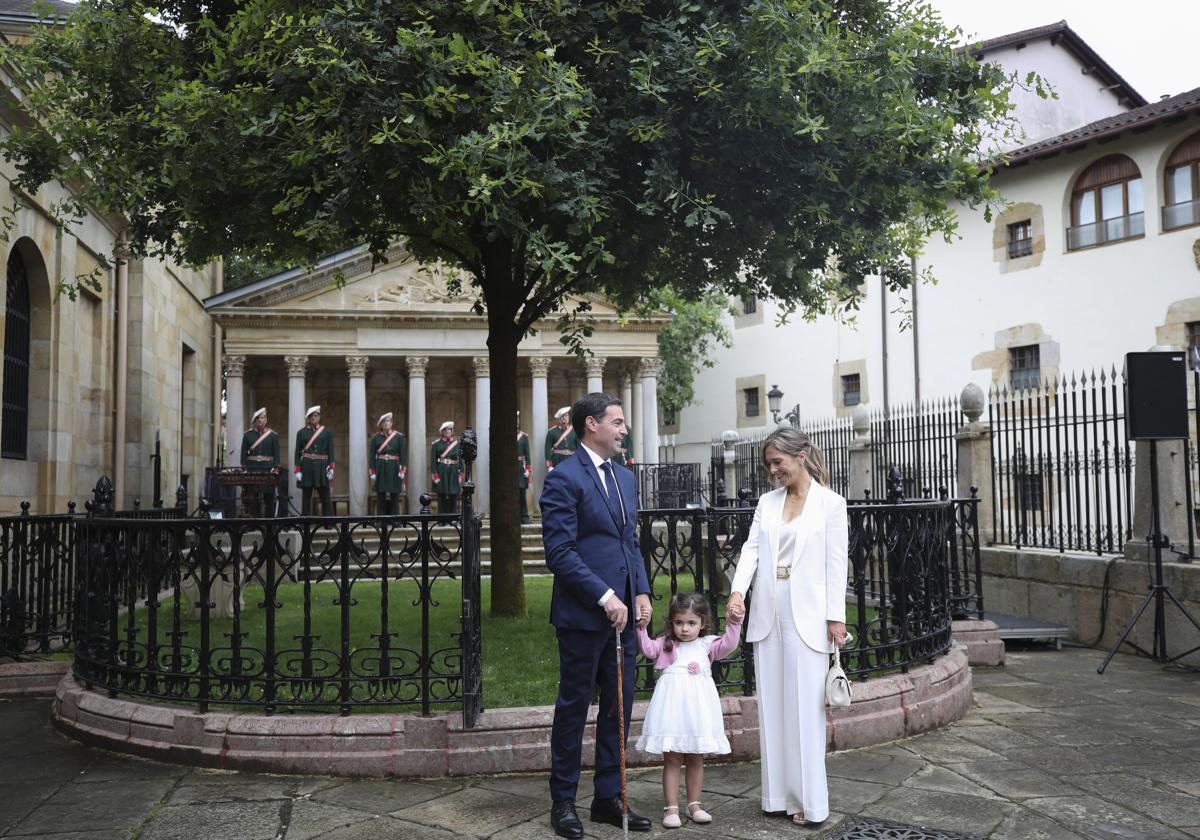 Imanol Pradales con la makila junto a su hija y su mujer.