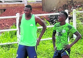 Sadiq Umar, en la imagen junto a otro futbolista, está aprovechando sus vacaciones en Nigeria para ejercitarse