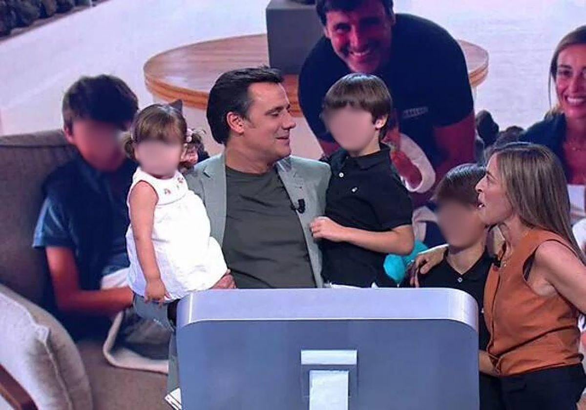 Ion Aramendi junto a su esposa y sus tres hijos.