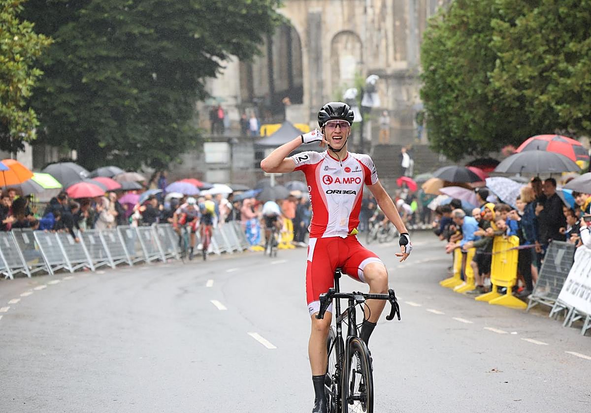 Kepa Ormazabal celebra en Andoain su victoria en la Gipuzkoako Itzulia.
