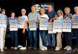 Representantes de Ikasten posan en Kultur Elkartea durante la presentación del II ciclo de conferencias 'Marea Gora'.