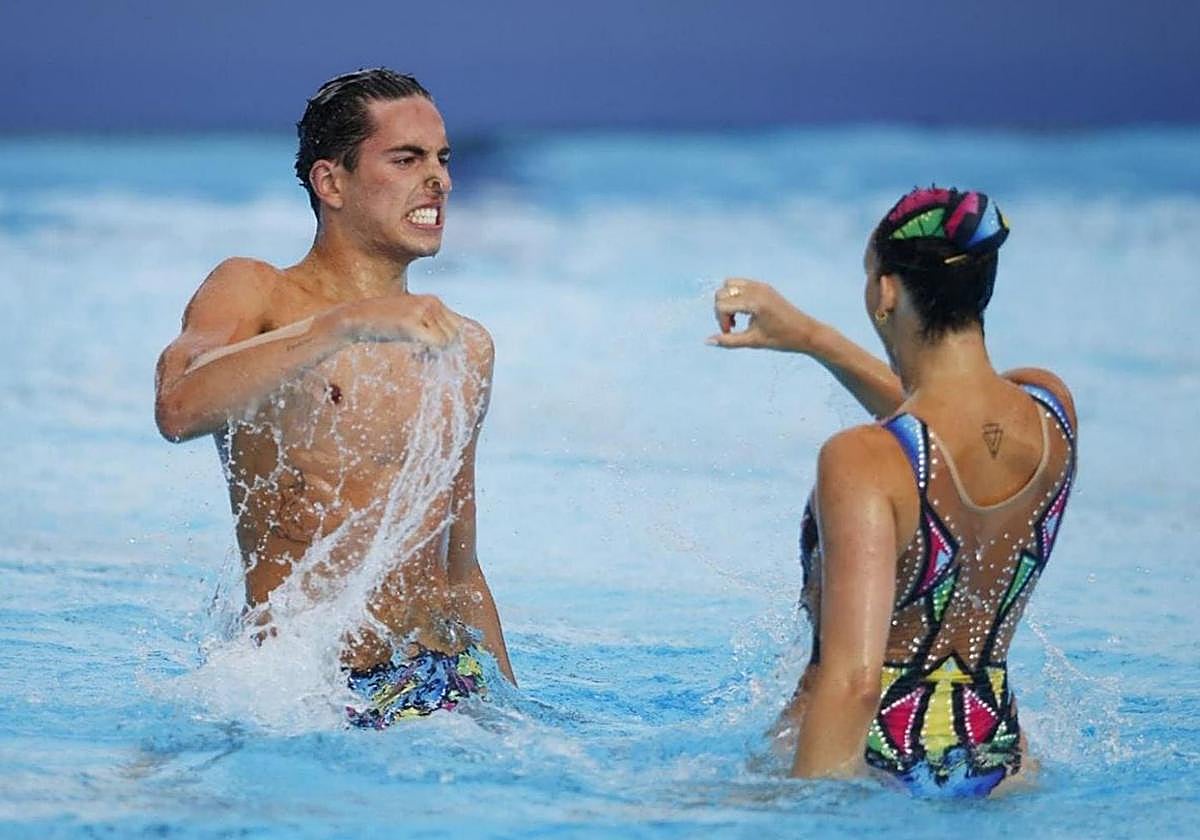 Dennis González, durante un ejercicio junto a Emma Garcíaen el Campeonato de Europadisputado en Belgrado en la prueba de dúo libre mixto.
