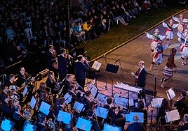 Duguna Dantza Taldeko kideak atzo gauean Ziudadelan eskainitako saioan La Pamplonesaren doinuak jarraituz.
