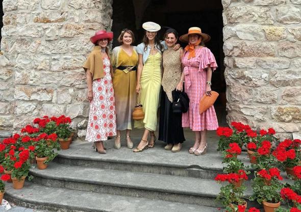Imagen secundaria 1 - Los Zuloaga se reúnen en Zumaia en una boda de revista