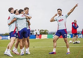 Mikel Merino bromea con Le Normand, Oyarzabal y otros compañeros durante un entrenamiento de la selección española.