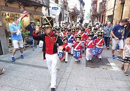 Imagen de la tamborrada infantil en Kale Nagusia