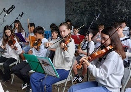 El grupo Mugaz de la Musika Eskola ofreció su actuación en los bajos del Ayuntamiento.