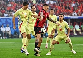 Vivian, Merino, Oyarzabal y Zubimendiobservan cómo el jugador de AlbaniaManaj, controla un balón.
