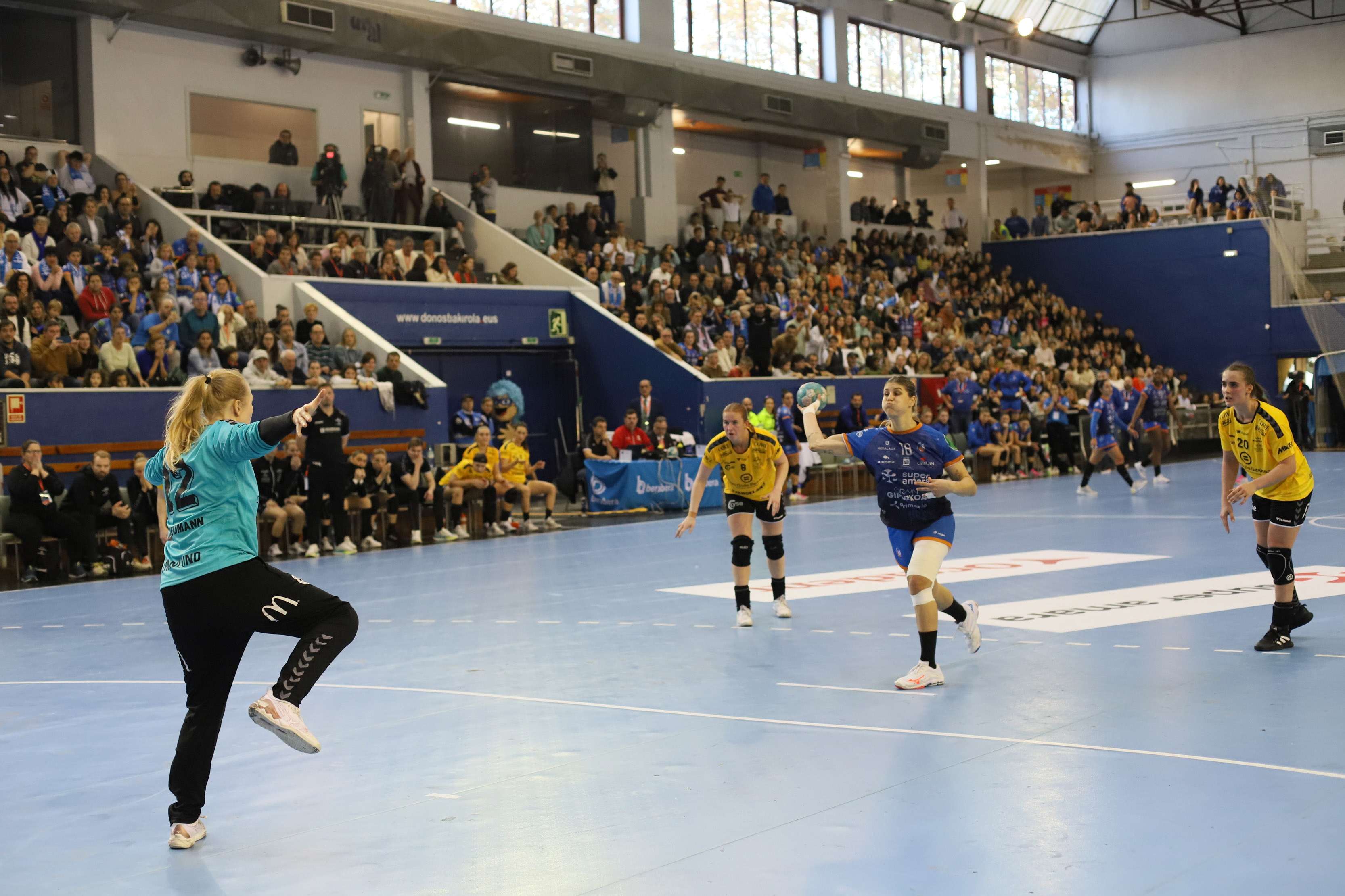 Elke Karsten lanza un penalti frente al Sola noruego en un Gasca abarrotado.