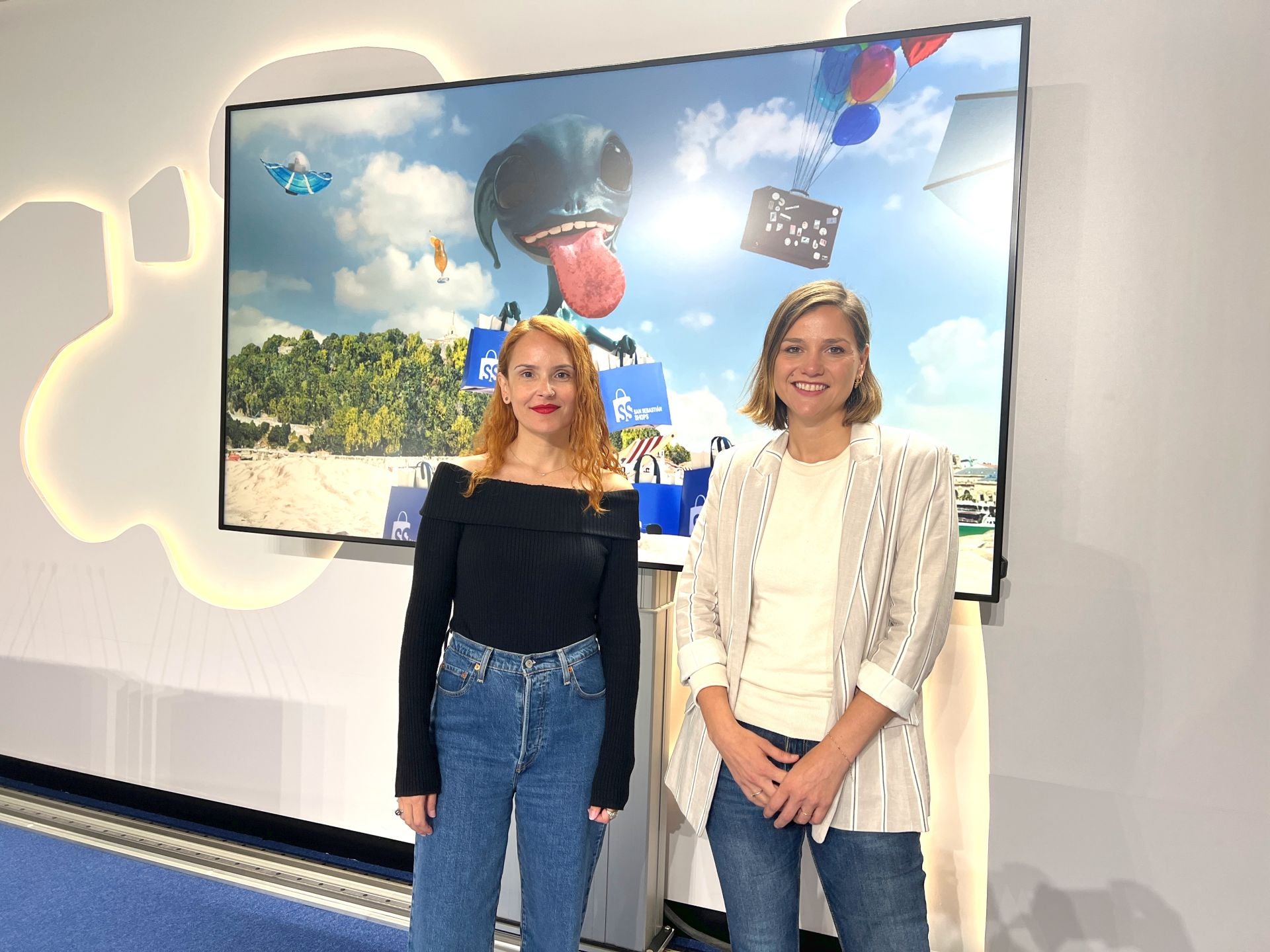 Nerea Rodríguez, gerente de San Sebastián Shops, y Ane Oyarbide, concejala de Economía y Empleo Local, este lunes en el consistorio donostiarra.