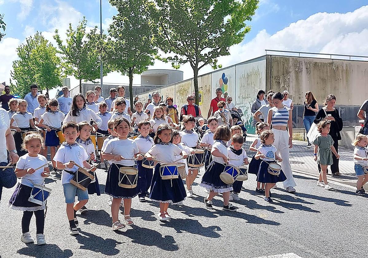Los niños y jóvenes sanjuandarras protagonizaron la tamborrada vestidos con el típico atuendoarrantzale.