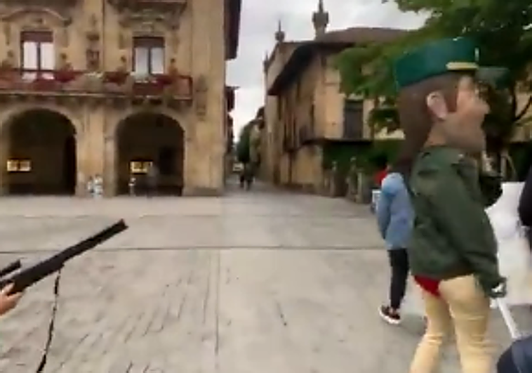 Momento del vídeo con el niño y su escopeta y la manifestación pidiendo la marcha de la Guardia Civil de Oñati el pasado sábado.