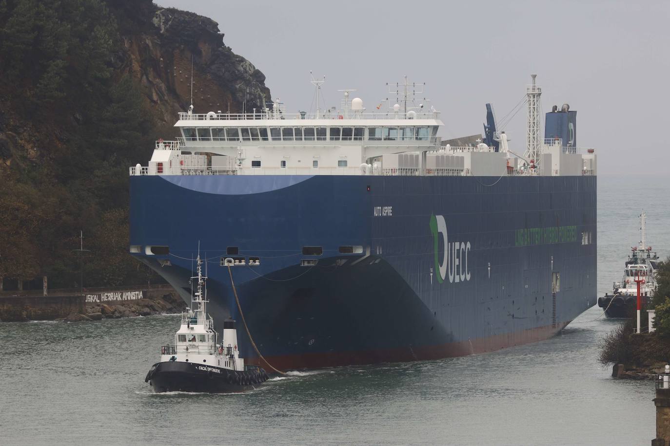 Un megabuque con coches llega al Puerto de Pasaia