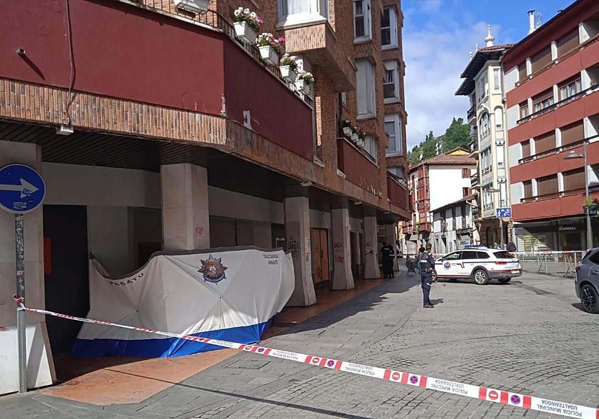 La Ertzaintza ha precintado la zona de la calle Olarte de Arrasate en la que ha aparecido el cadáver.